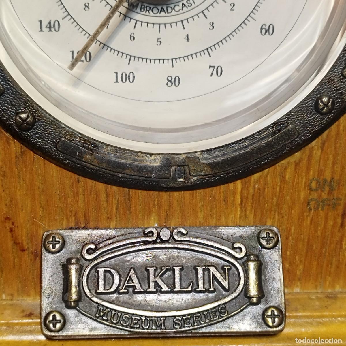 Radios antiguas: RADIO TIPO CAPILLA DE MADERA - MARCA DAKLIN MODELO 9719 - FUNCIONA CON FM - - Foto 3