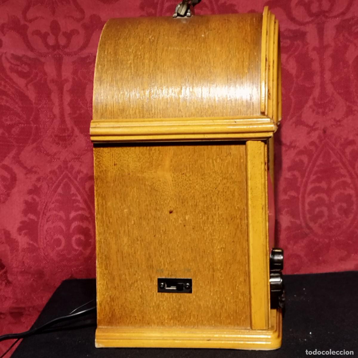 Radios antiguas: RADIO TIPO CAPILLA DE MADERA - MARCA DAKLIN MODELO 9719 - FUNCIONA CON FM - - Foto 4