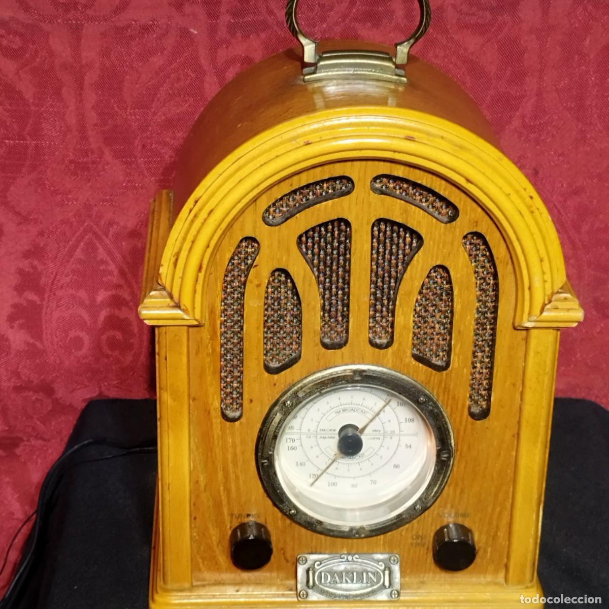 Radios antiguas: RADIO TIPO CAPILLA DE MADERA - MARCA DAKLIN MODELO 9719 - FUNCIONA CON FM - - Foto 11