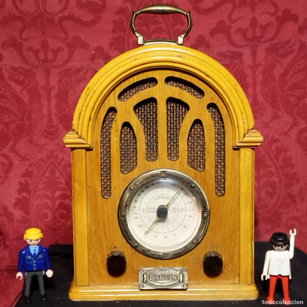 Radios antiguas: RADIO TIPO CAPILLA DE MADERA - MARCA DAKLIN MODELO 9719 - FUNCIONA CON FM - - Foto 1