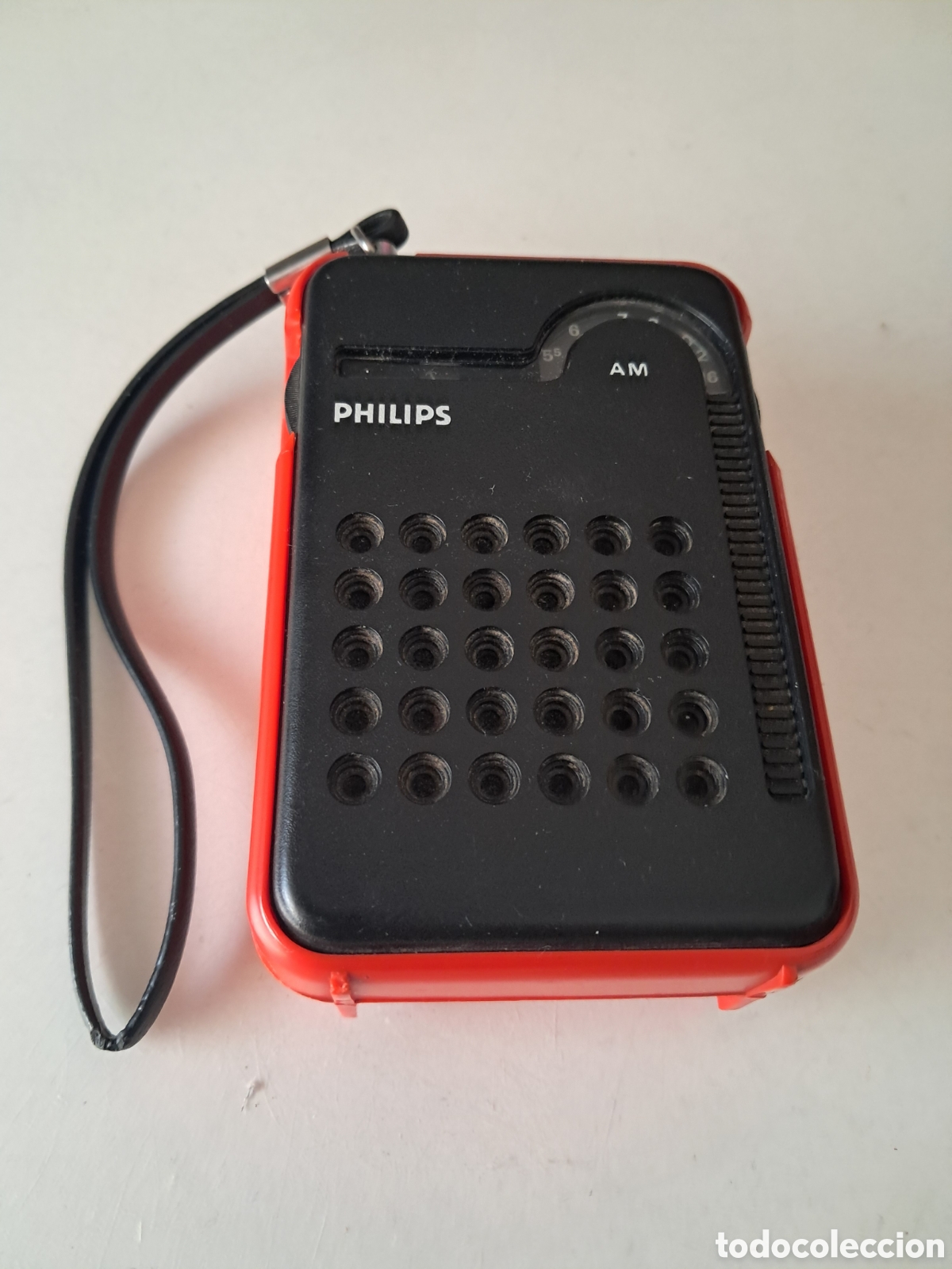 Radios antiguas: RADIO TRANSISTOR PHILIPS RL 047. AM. ROJO/NEGRO. FUNCIONANDO. - Foto 2