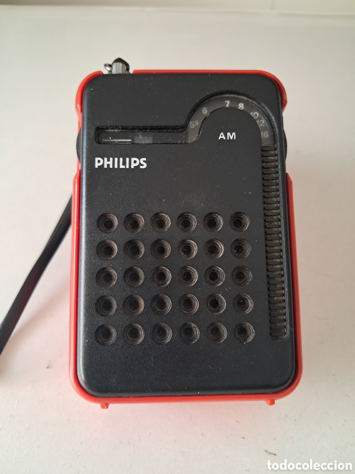 Radios antiguas: RADIO TRANSISTOR PHILIPS RL 047. AM. ROJO/NEGRO. FUNCIONANDO. - Foto 3