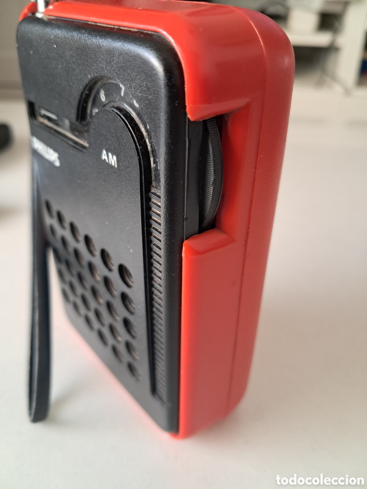 Radios antiguas: RADIO TRANSISTOR PHILIPS RL 047. AM. ROJO/NEGRO. FUNCIONANDO. - Foto 4