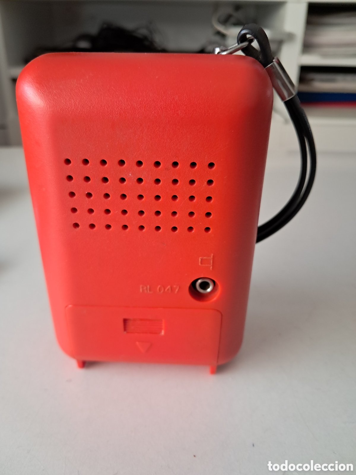 Radios antiguas: RADIO TRANSISTOR PHILIPS RL 047. AM. ROJO/NEGRO. FUNCIONANDO. - Foto 5