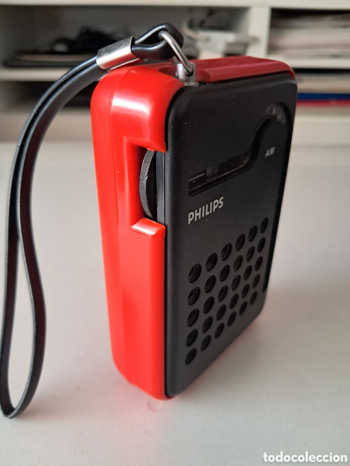 Radios antiguas: RADIO TRANSISTOR PHILIPS RL 047. AM. ROJO/NEGRO. FUNCIONANDO. - Foto 1