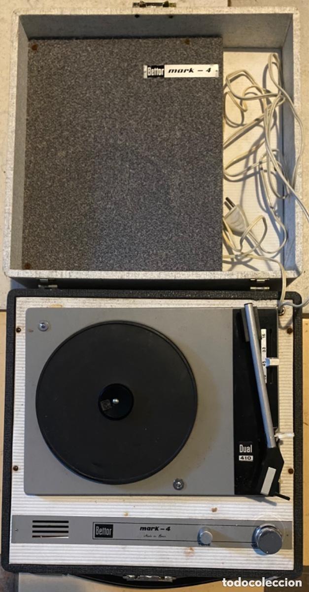 Radios antiguas: ANTIGUO TOCA DISCO PORTATIL MALETA. BETTOR MARK 4. Funcionando