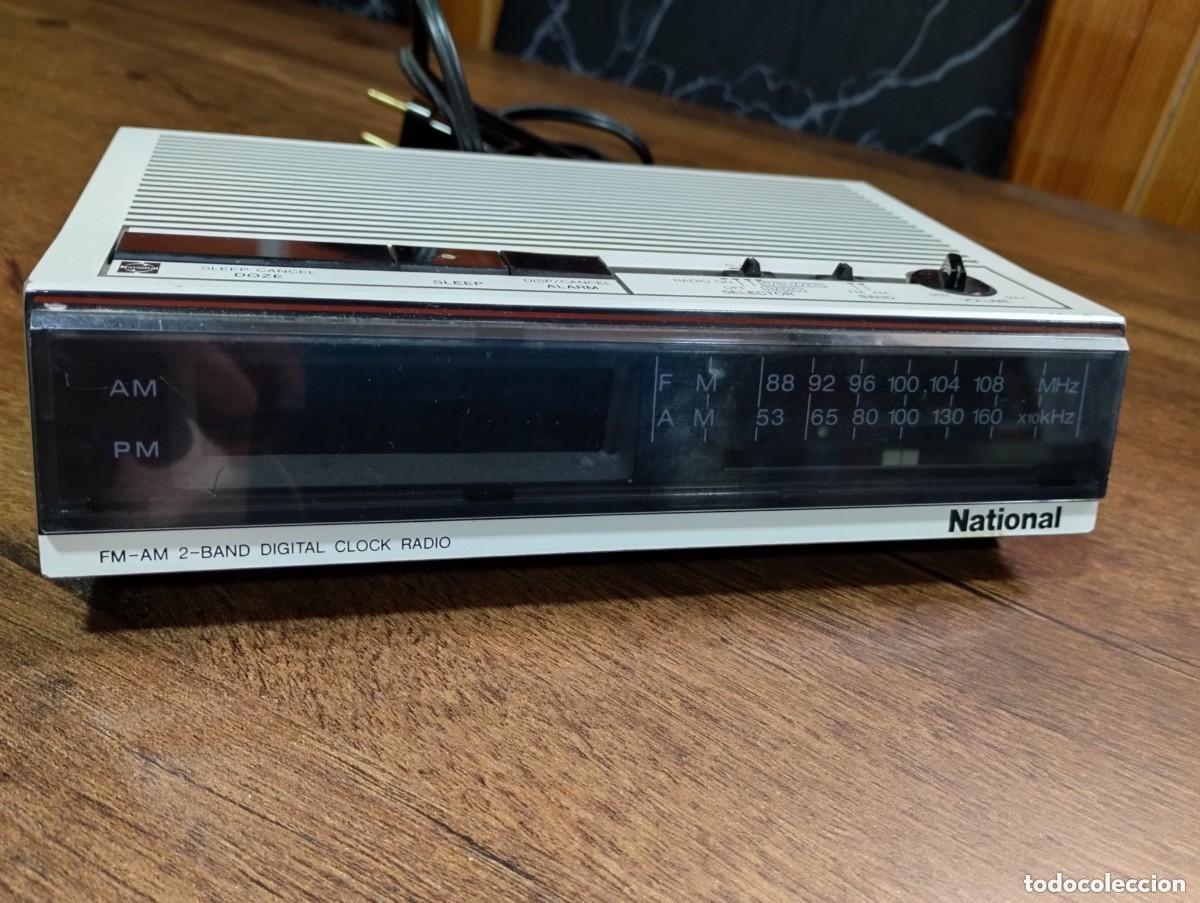 Radios antiguas: radio despertador marca National
