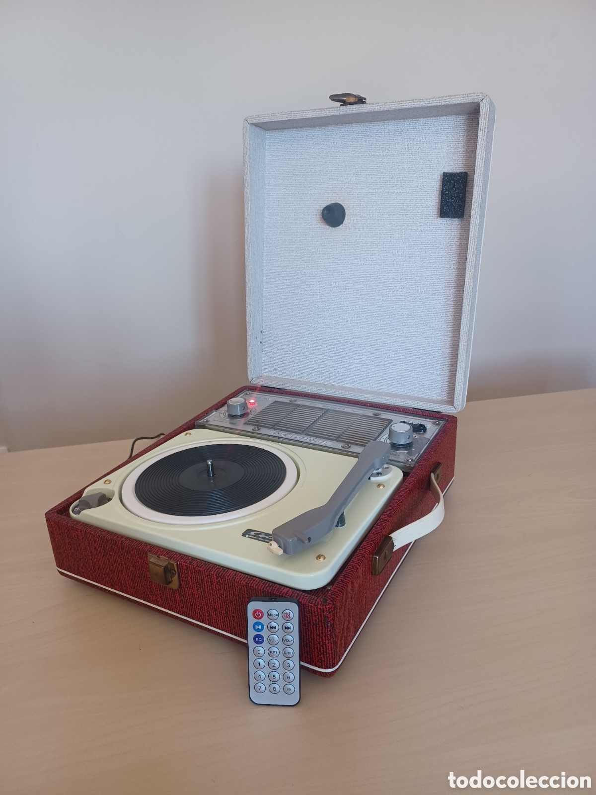 Radios antiguas: Altavoz Bluetooth Vintage en Tocadiscos Geloso Restaurado | A&ntilde;os 50 | Pieza &Uacute;nica