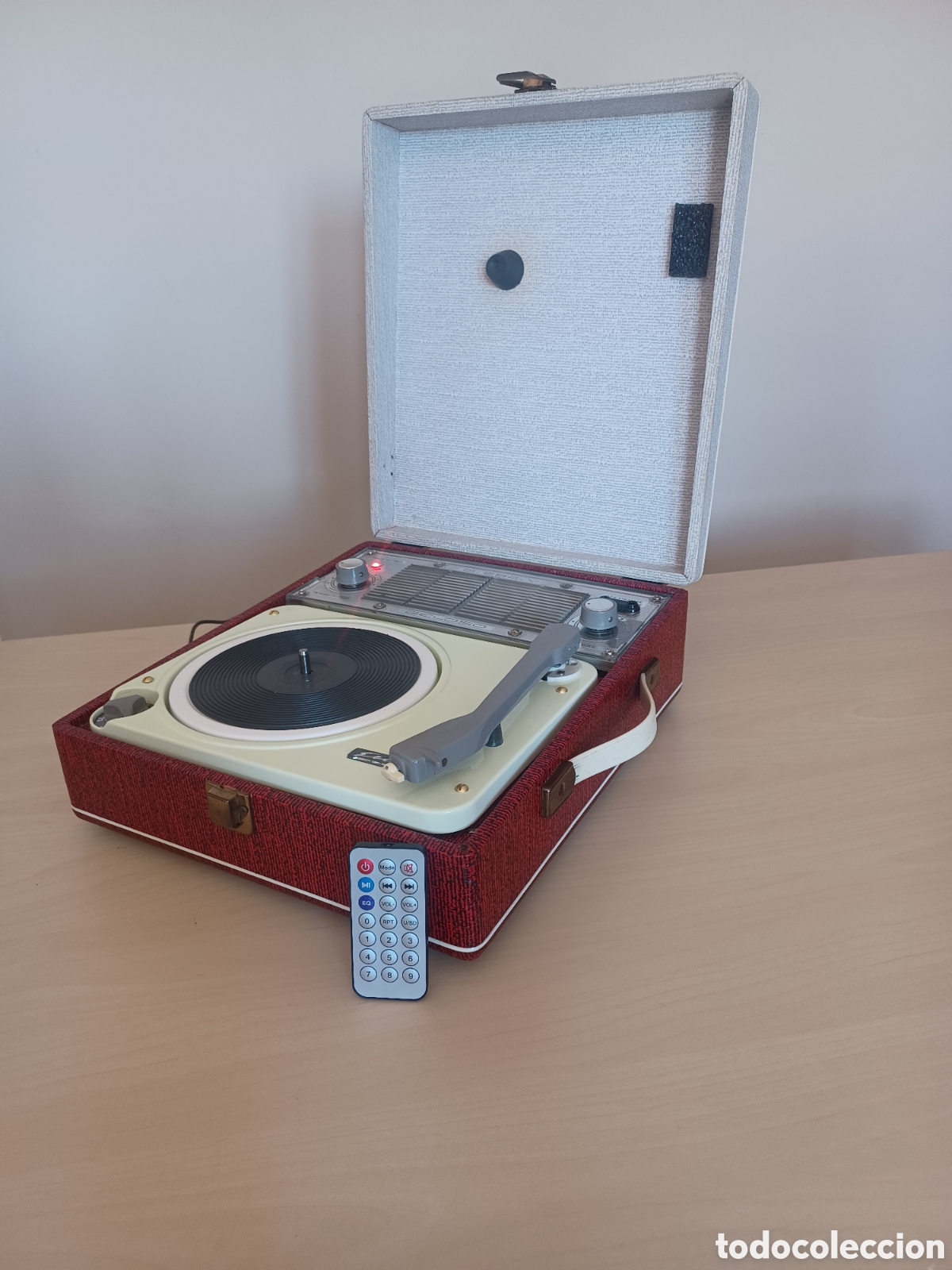 Radios antiguas: Altavoz Bluetooth Vintage en Tocadiscos Geloso Restaurado | A&ntilde;os 50 | Pieza &Uacute;nica