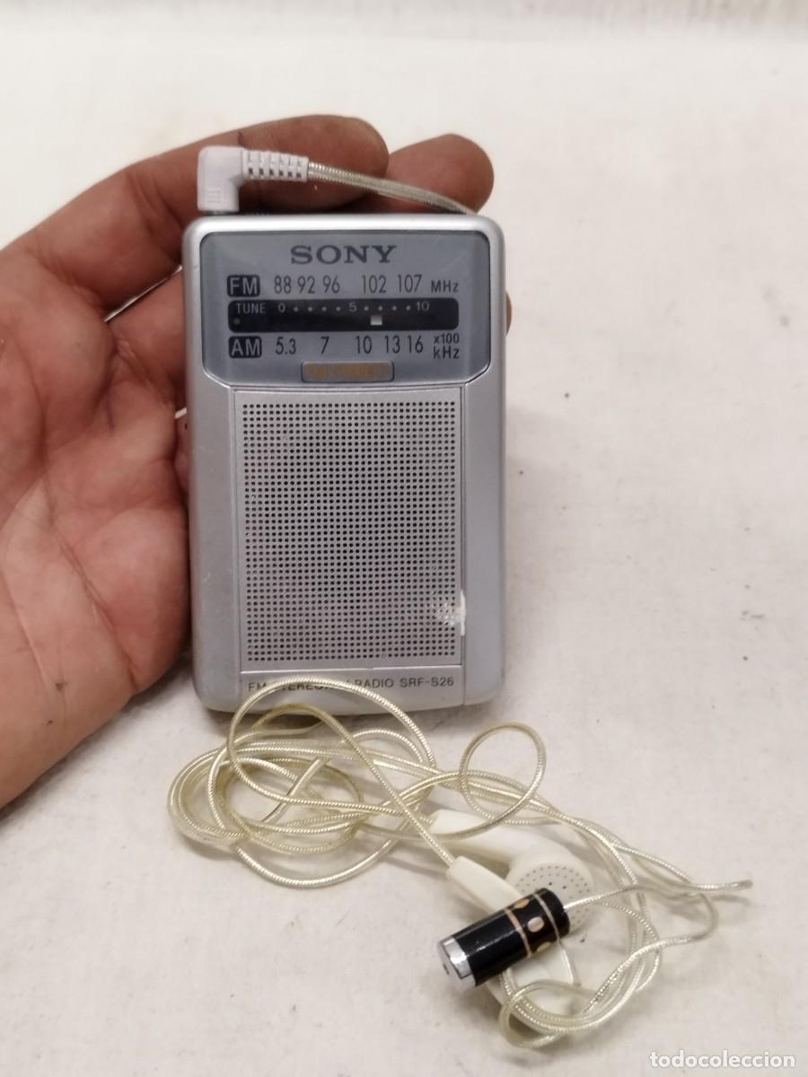 Radios antiguas: Peque&ntilde;a radio transistor Sony SRF-526 FM/AM. Con auriculares Soyle. Sin probar. Tiene la tapa traser