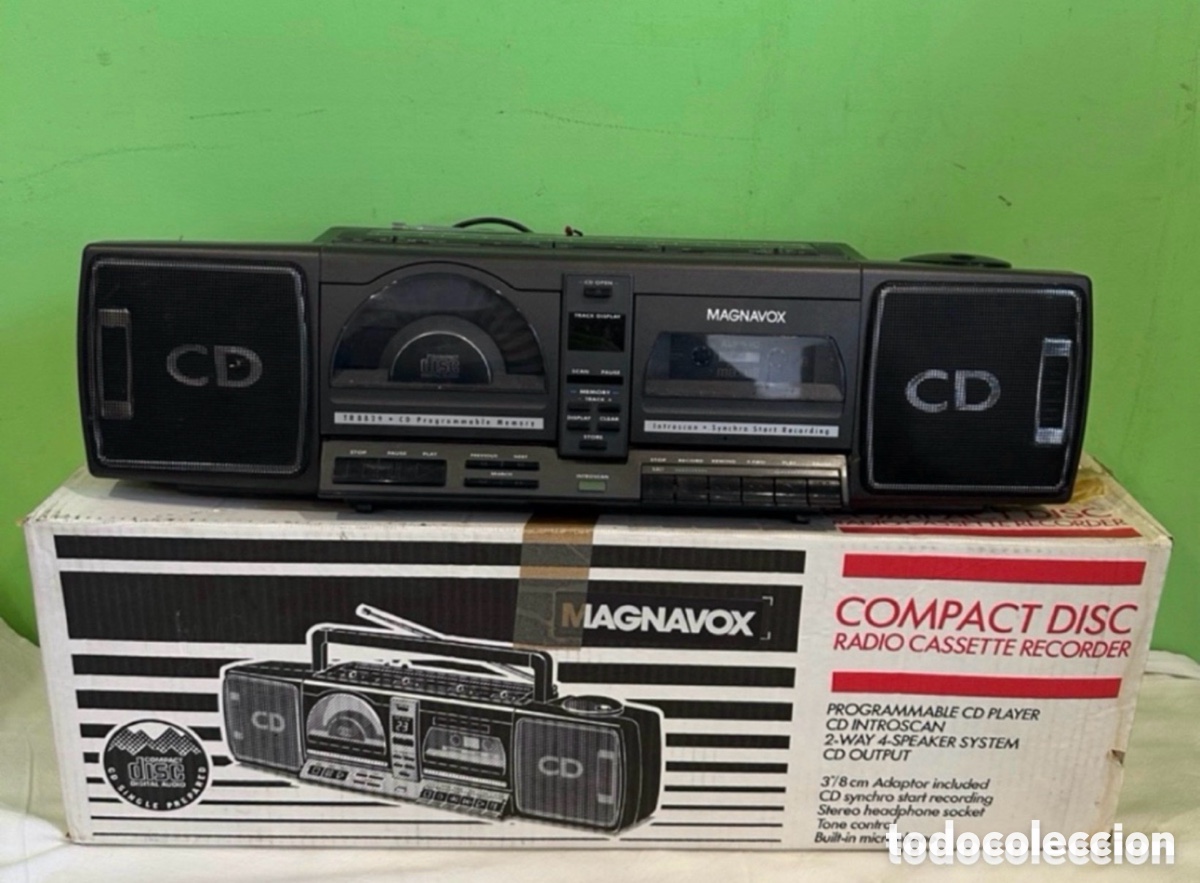 Radios antiguas: radio casete grabador con reproductor de CD Magnavox, en su caja.