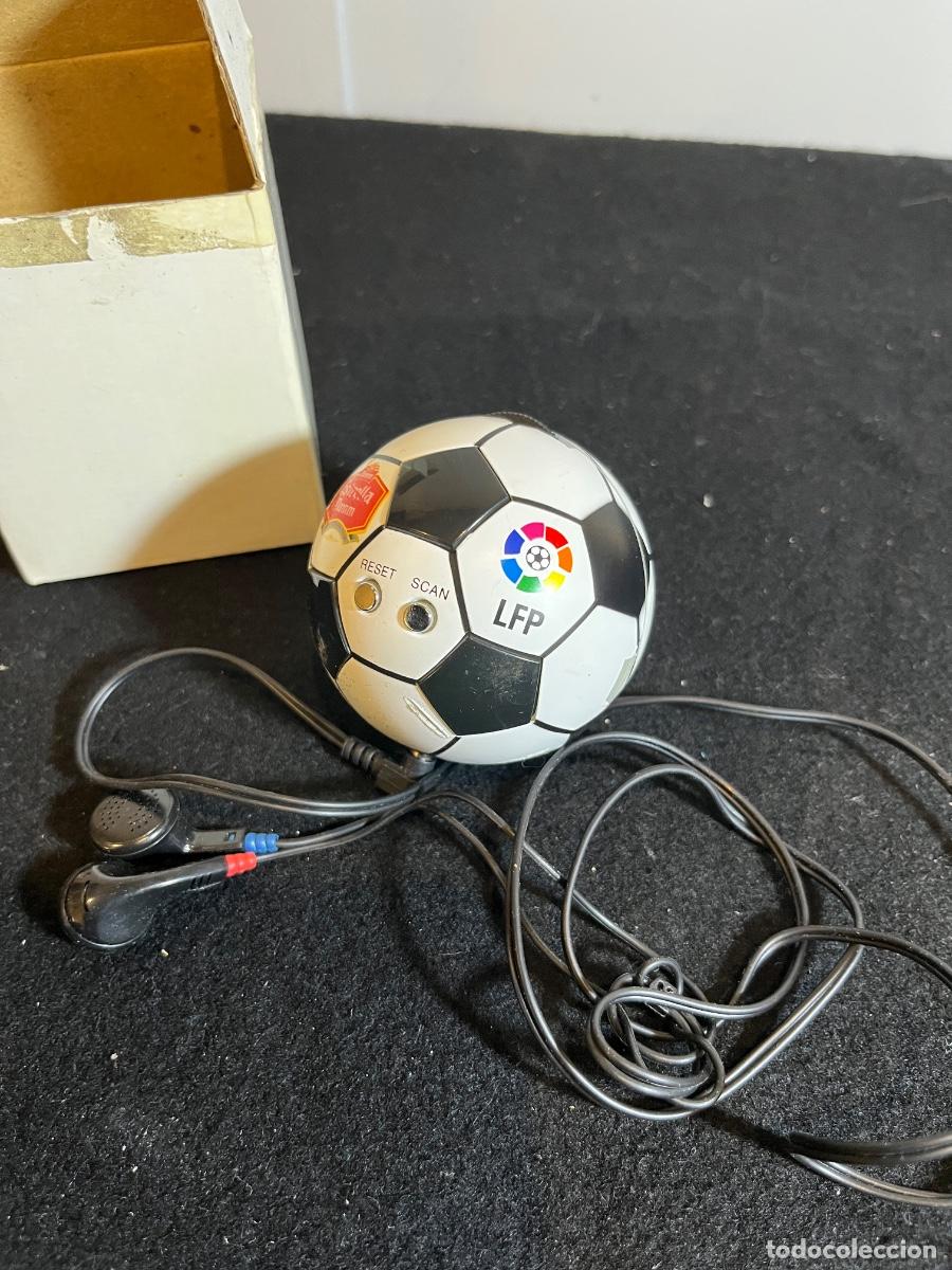 Radios antiguas: Radio Bal&oacute;n Futbol Estrella Damm LFP Vintage FM Scan Auriculares Originales