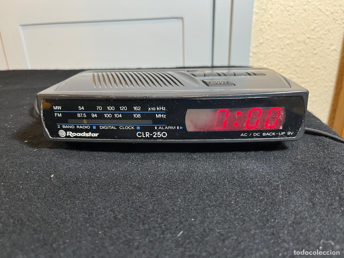 Radios antiguas: Radio Despertador Vintage Roadstar CLR-250 LED Rojo FM MW Retro A&ntilde;os 90