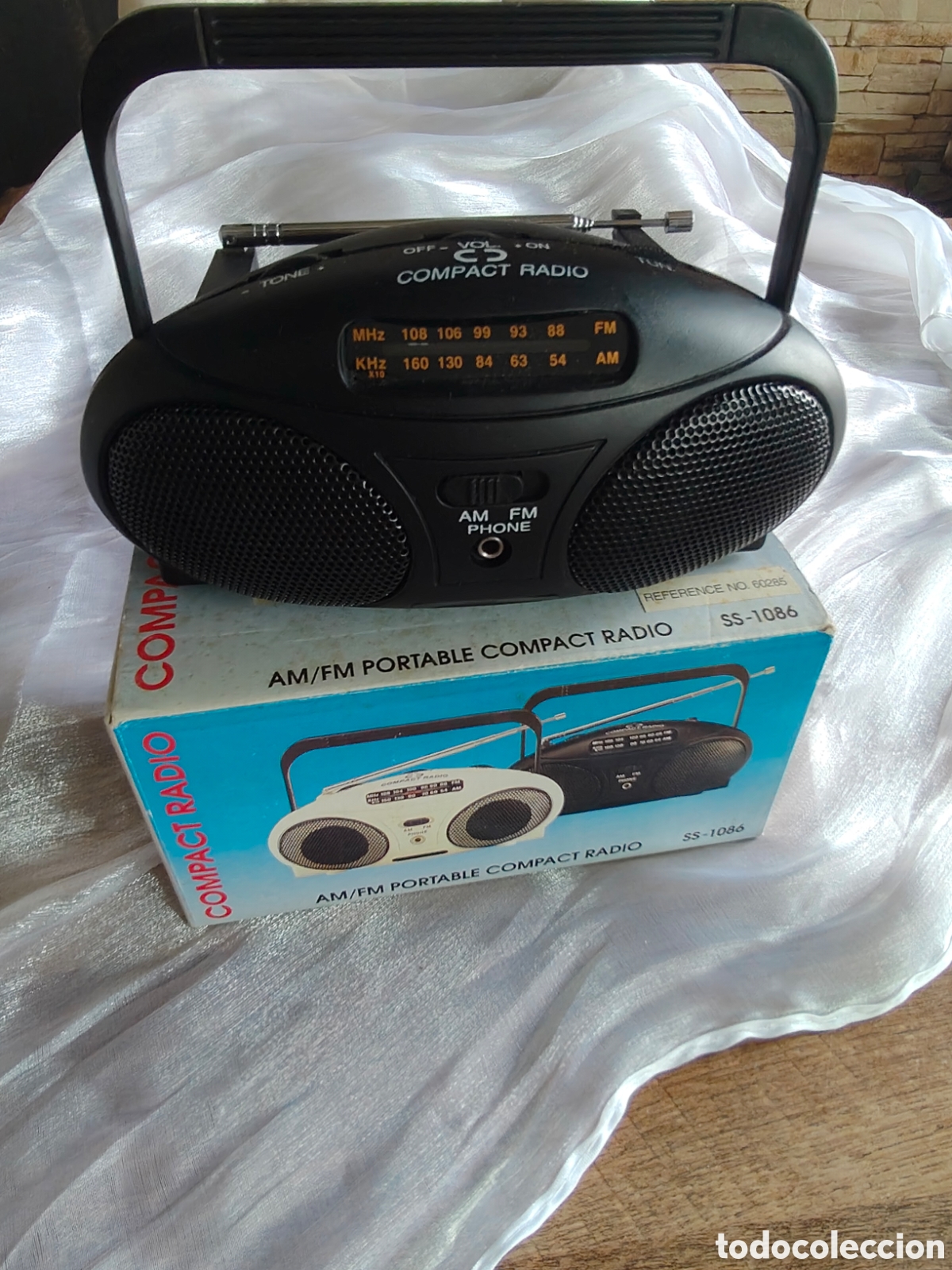 Radios antiguas: Radio port&aacute;til compacta AM FM SS-1086 nueva con caja estilo retro