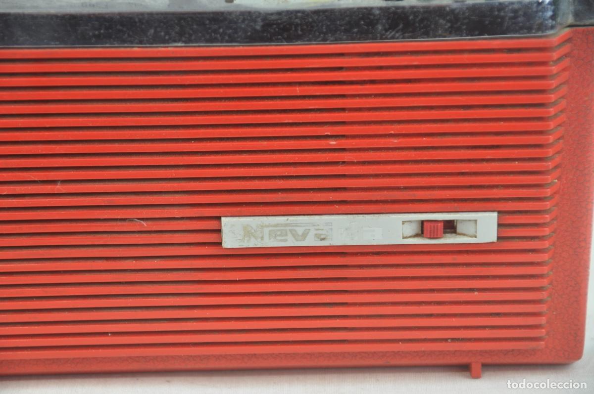 Radios antiguas: Radio Nevada plastico rojo - Foto 2