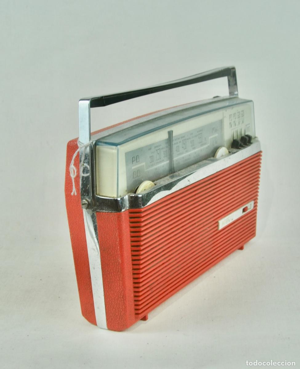 Radios antiguas: Radio Nevada plastico rojo - Foto 6