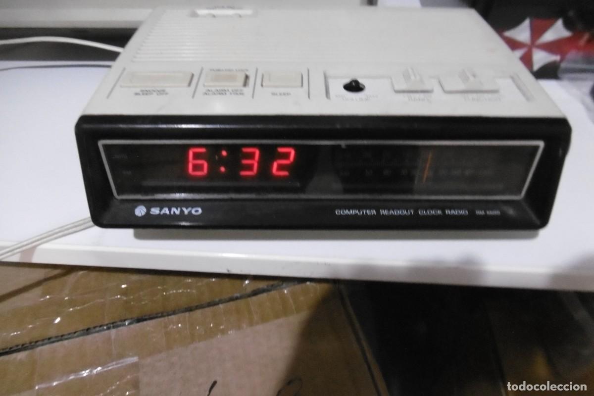 Radios antiguas: RADIO RELOJ DESPERTADOR SANYO RM 5500 COMPUTER READOUT RADIO FUNCIONA