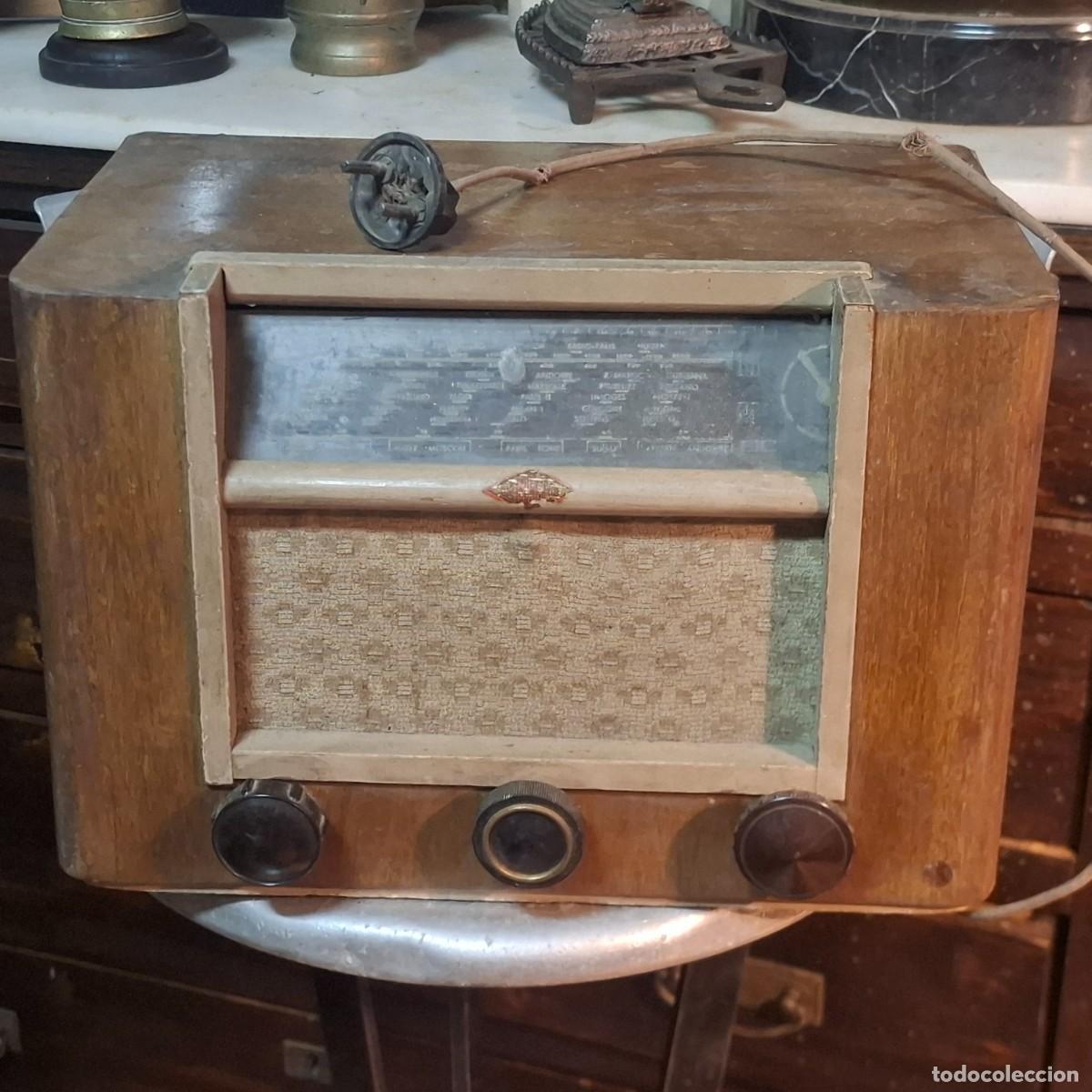 Radios antiguas: Radio de madera antiguo