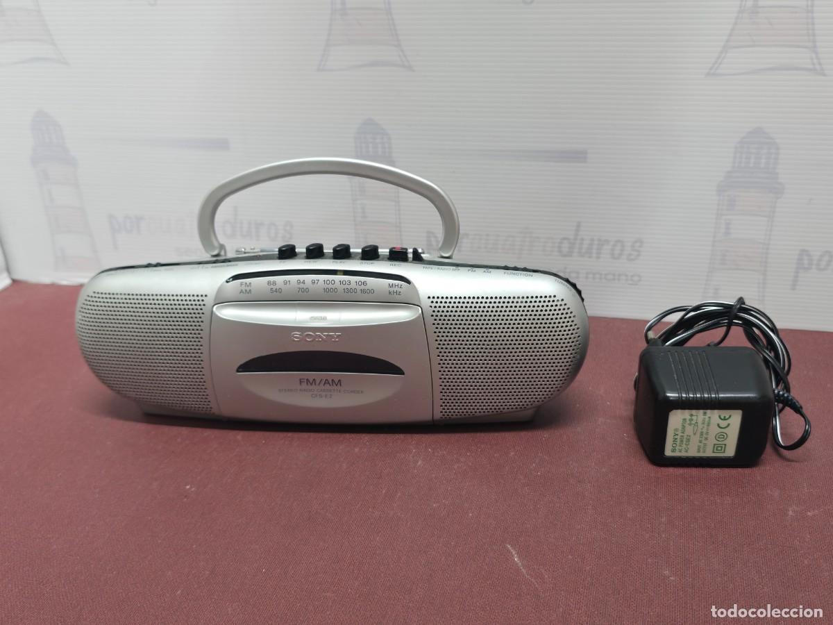 Radios antiguas: Radio Cassette port&aacute;til Sony CFS-E2 con adaptador