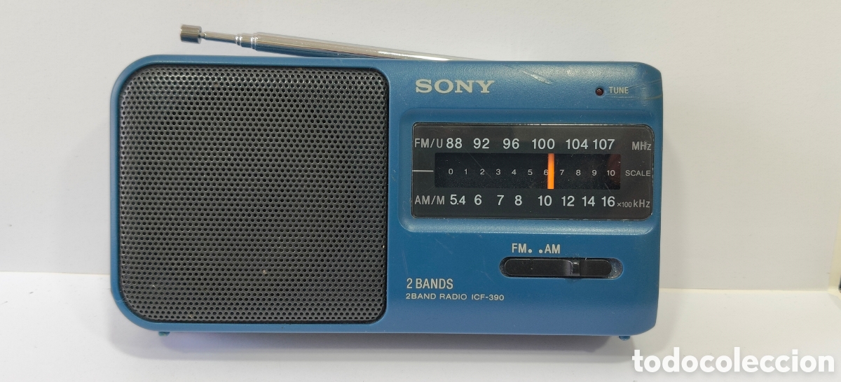 Radios antiguas: TODO UN CLASICO TRANSISTOR COLOR AZUL SONY ICF-390 2 BANDAS FM/AM ( FUNCIONANDO)