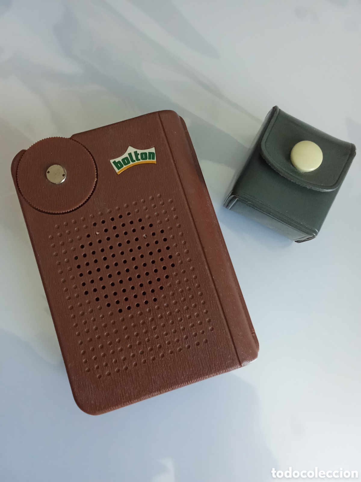 Radios antiguas: Radio transistor marca BOLTON y auriculares (que no corresponden)