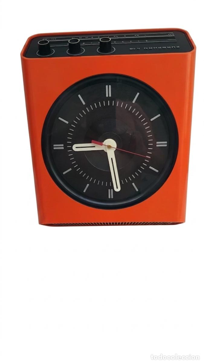 Radios antiguas: radio reloj a&ntilde;os 70 color naranja