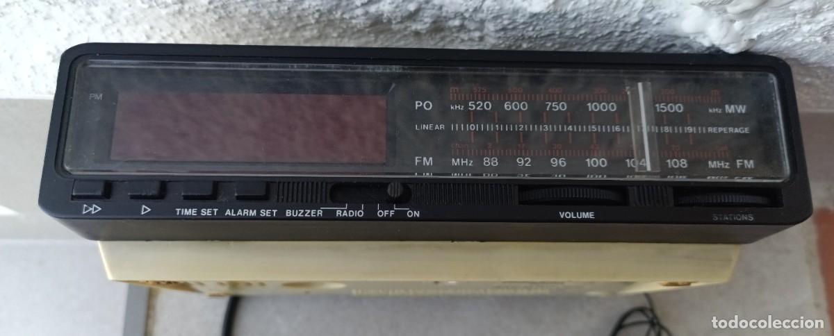 Radios antiguas: Radio reloj Philips modelo 090. - Foto 3