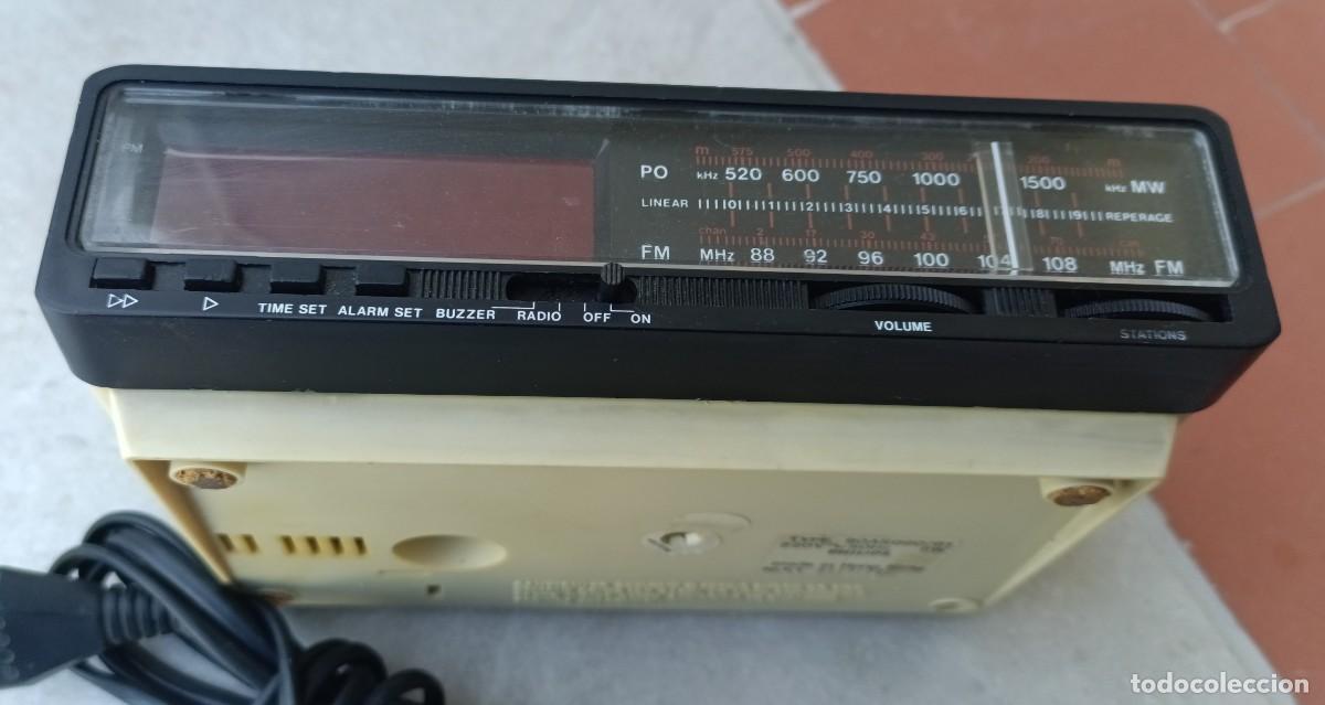 Radios antiguas: Radio reloj Philips modelo 090. - Foto 4