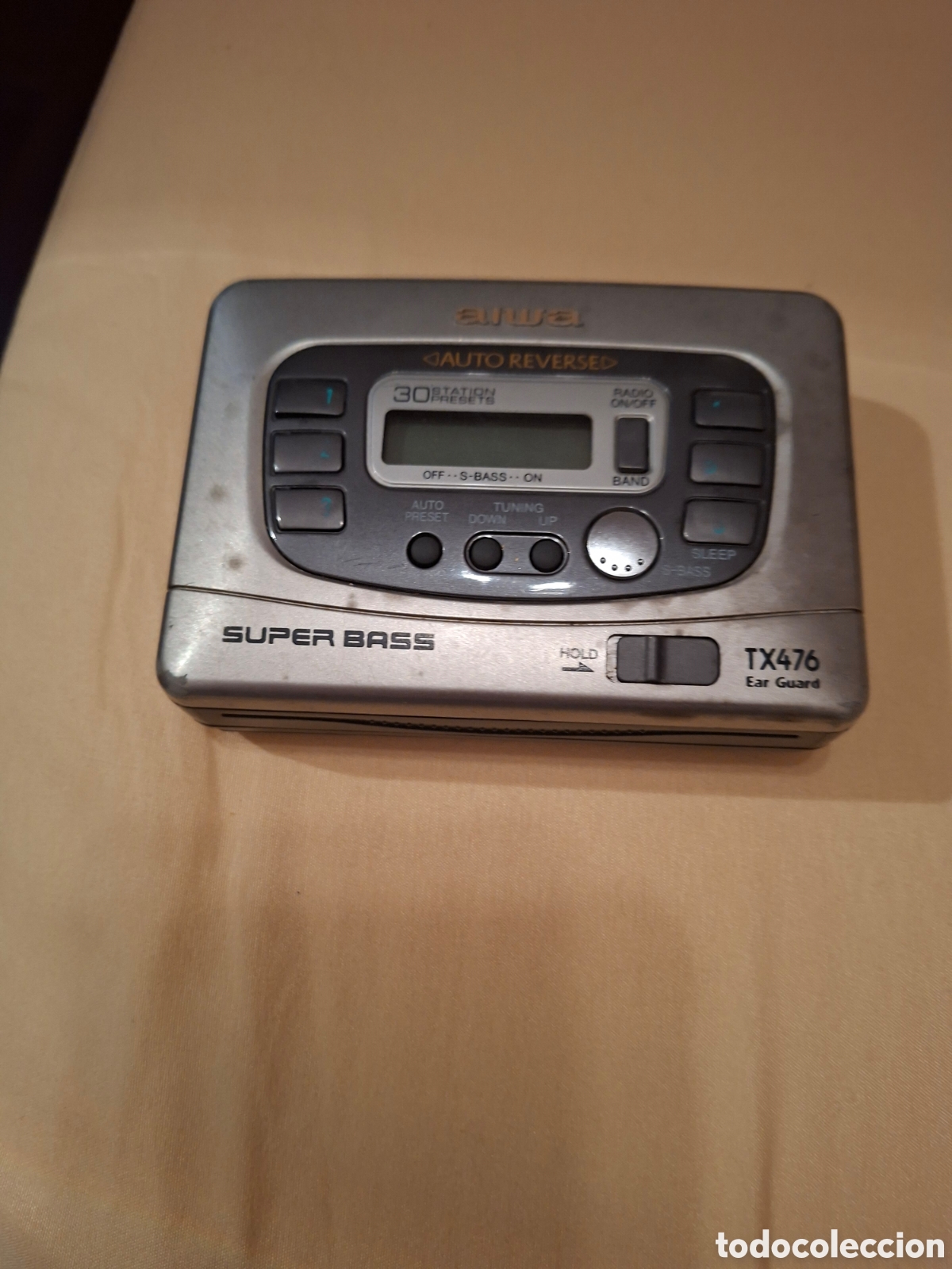 Radio antiche: Aparatos de sonido como una radio, una grabadora y un Walmart posibles defectos al no haberse usado