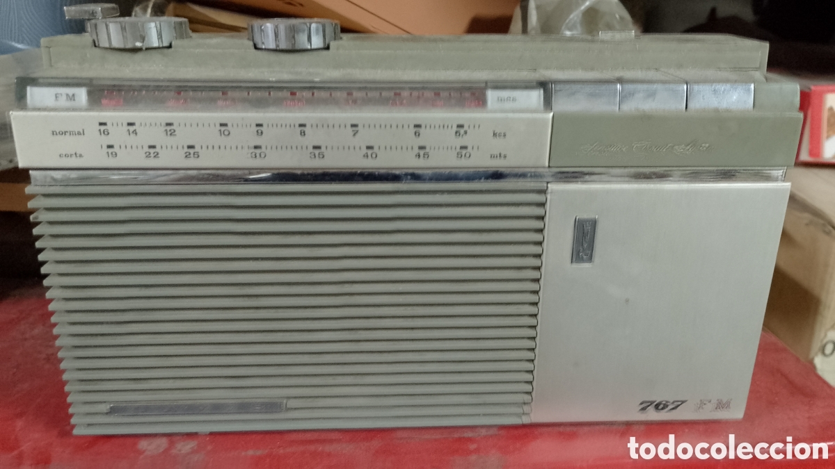 Radios antiguas: radio port&aacute;til modelo Lavis T-767-FM