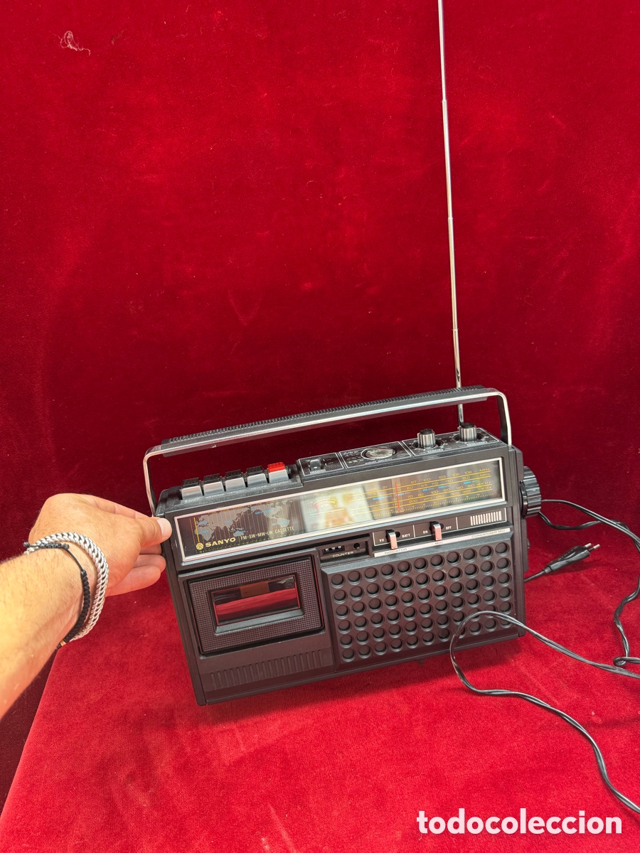 Radios antiguas: Antigua radio Sanyo M 2455 LZS,funciona bien!
