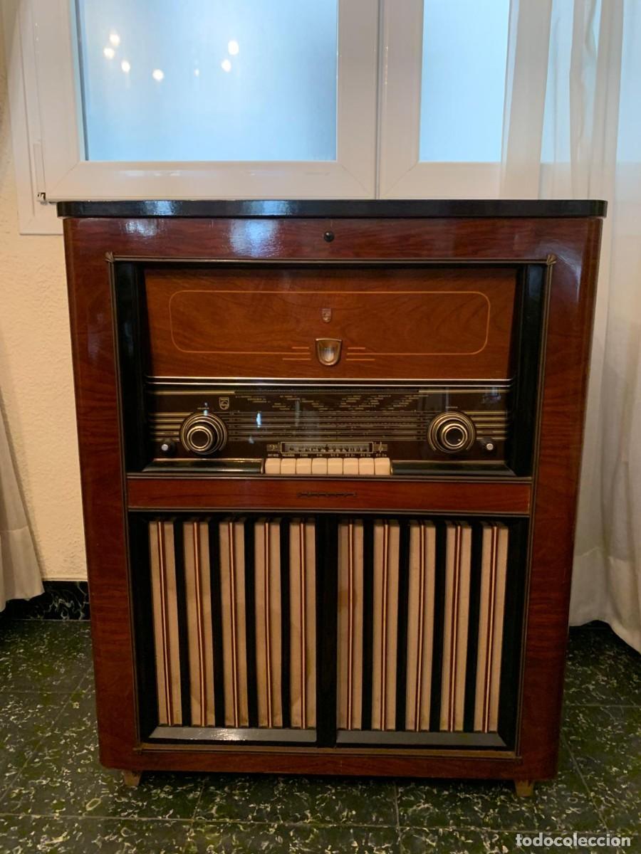 Radios antiguas: Mueble radio-tocadiscos vintage PHILIPS - Foto 1