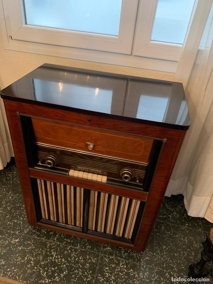 Radios antiguas: Mueble radio-tocadiscos vintage PHILIPS - Foto 2