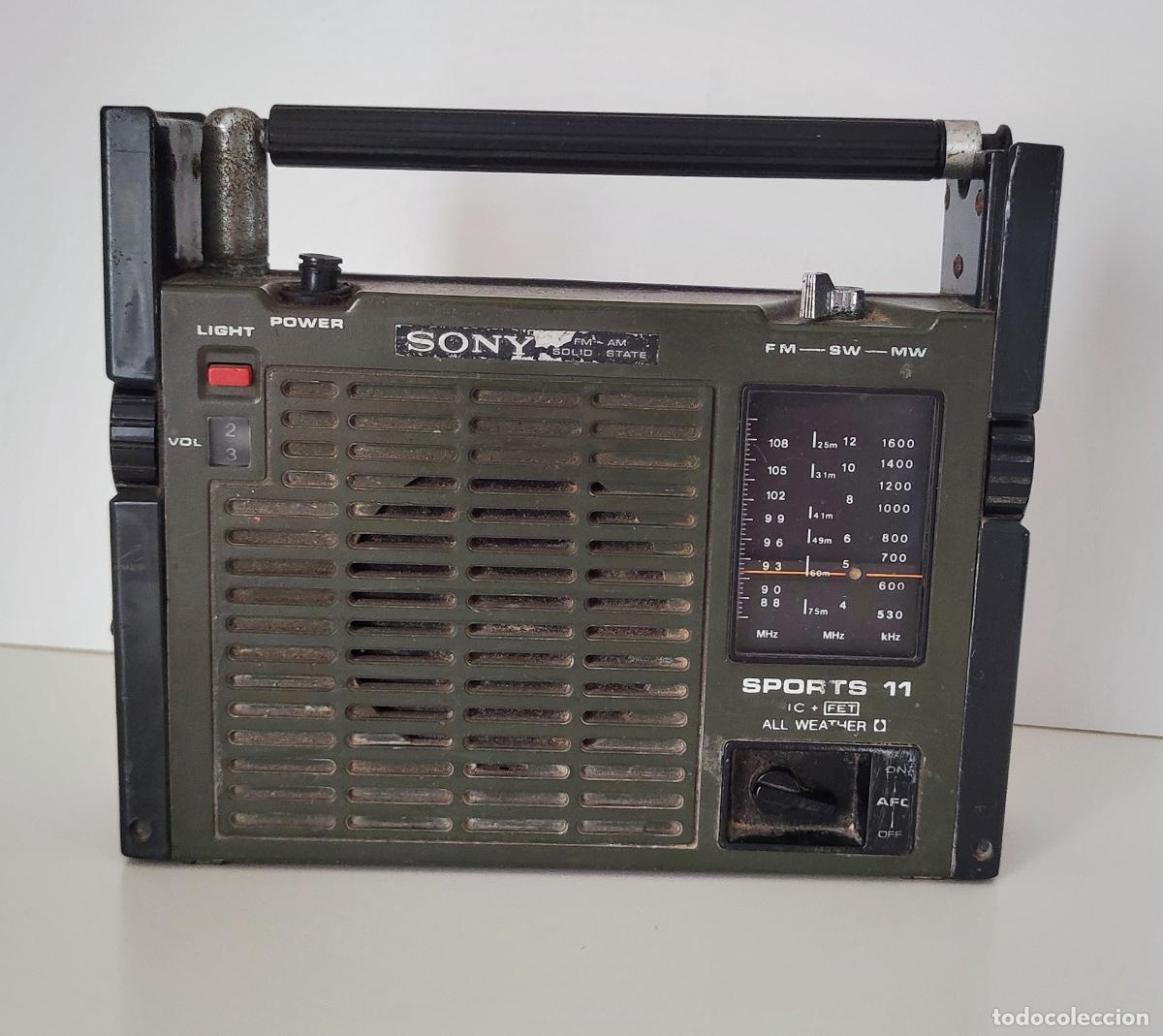 Radios antiguas: RADIO TRANSISTOR SONY SPORTS 11 ALL WEATHER ICF-111B - PARA RECAMBIOS O REPARACION - 1974
