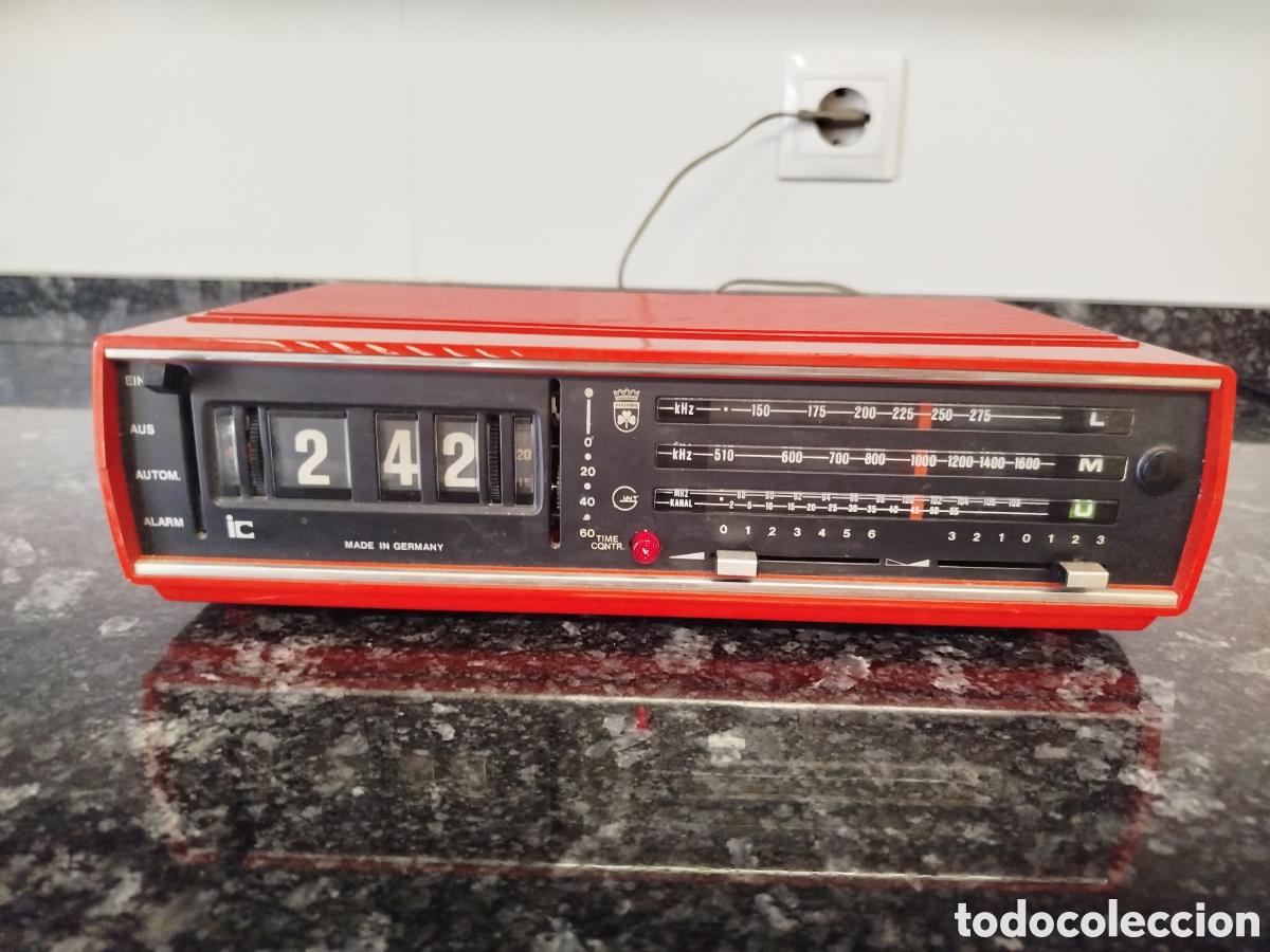 Radios antiguas: Antiguo radio alemana a&ntilde;os 1960 de la casa GRUNDIG, funcionando.