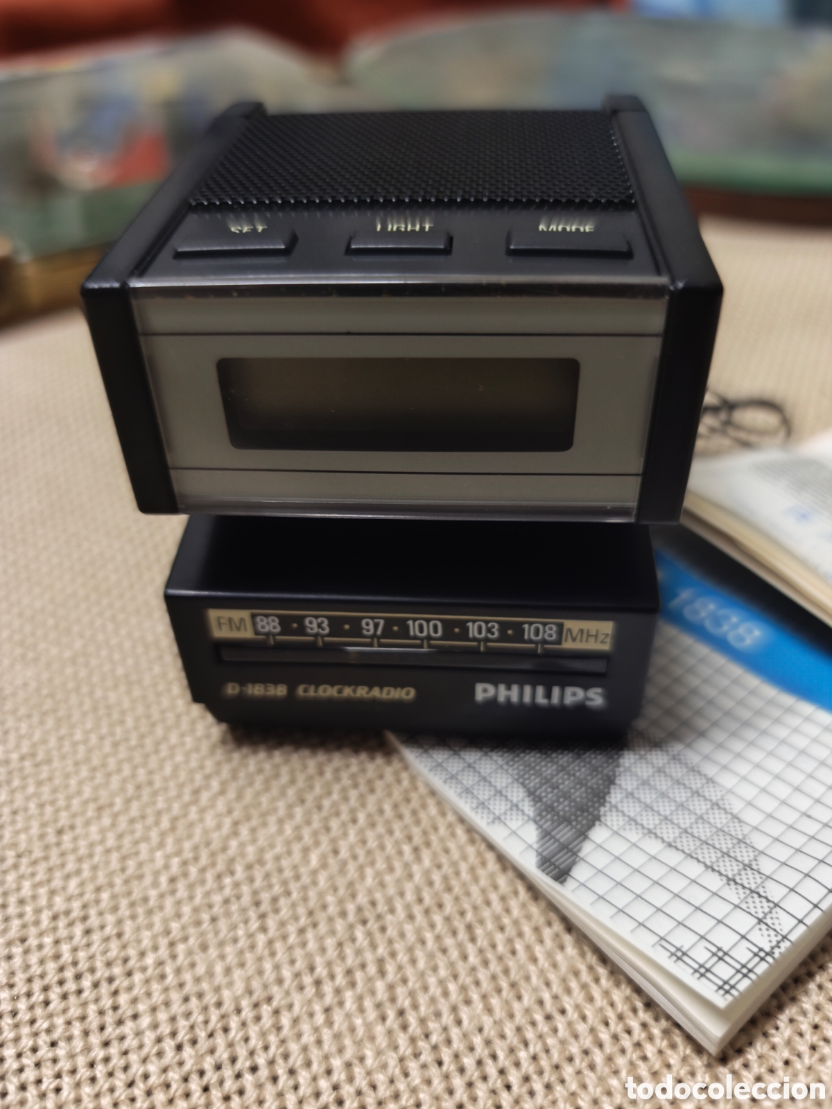 Radios antiguas: Peque&ntilde;a radio reloj Philips D-1838