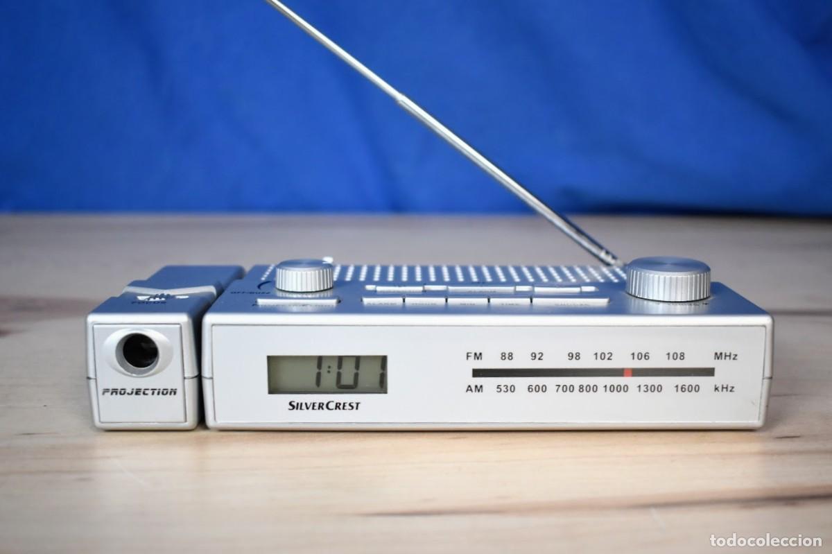 Radios antiguas: Radio reloj despertador con proyector de hora Silver Crest