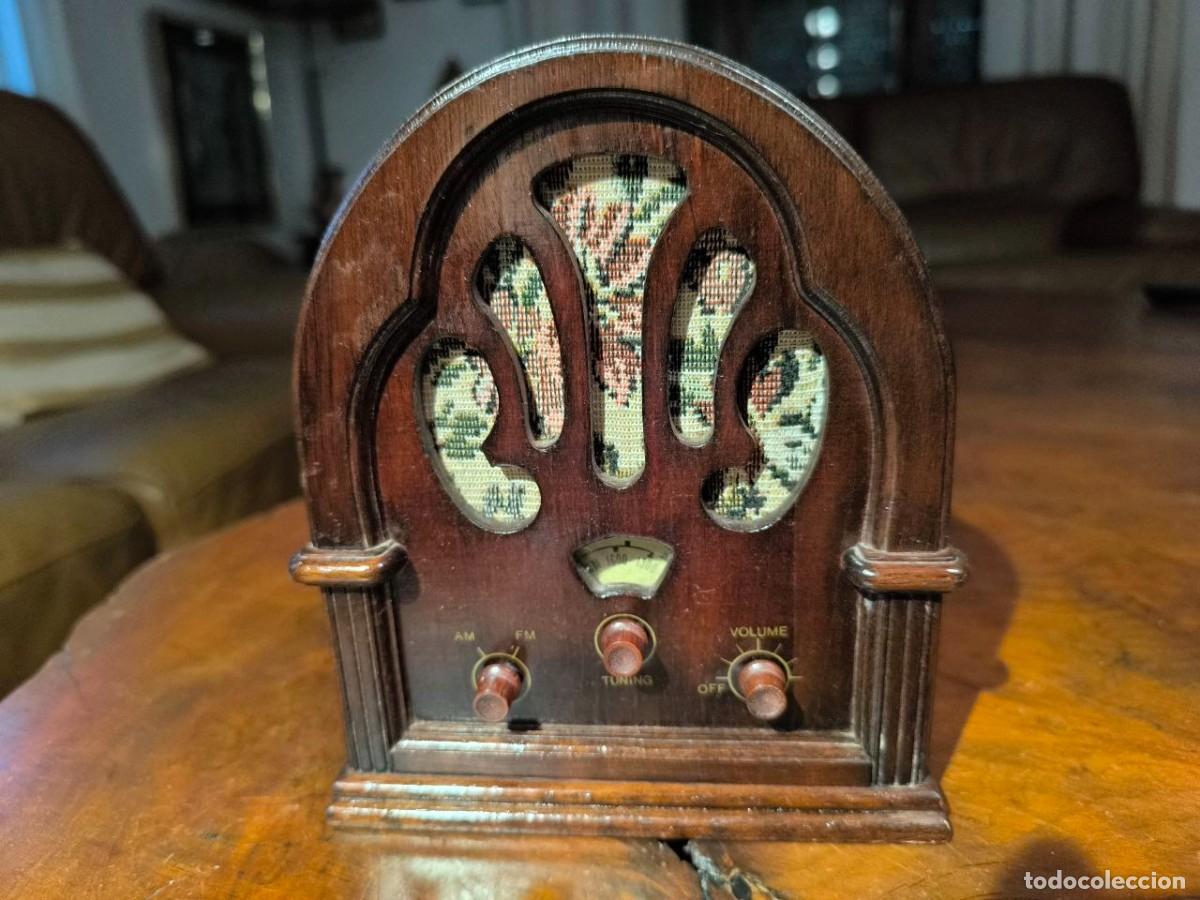 Radios antiguas: RADIO DE CAPILLA EN MINIATURA VINTAGE FUNCIONA PERFECTAMENTE A PILAS 15X6X18 CM