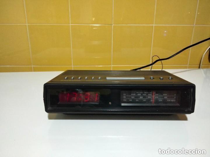Radios antiguas: RADIO ,RELOJ CON ALARMA MARCA GRUNDIG - Foto 1