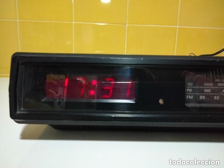 Radios antiguas: RADIO ,RELOJ CON ALARMA MARCA GRUNDIG - Foto 2