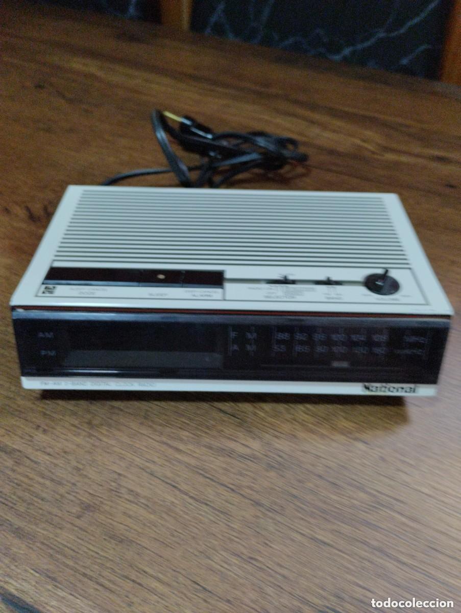 Radios antiguas: radio despertador marca National