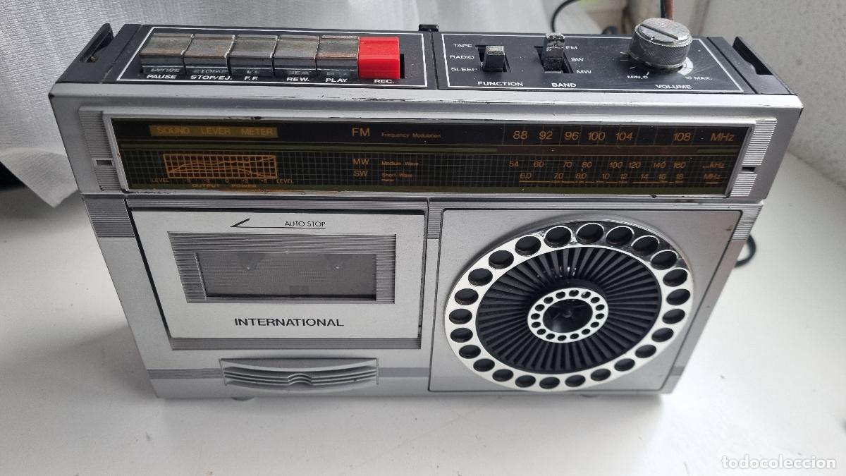 Radios antiguas: Radiocassette INTERNATIONAL vintage FM MW SW &ndash; Funciona parcialmente &ndash; Reparaci&oacute;n/restauraci&oacute;n