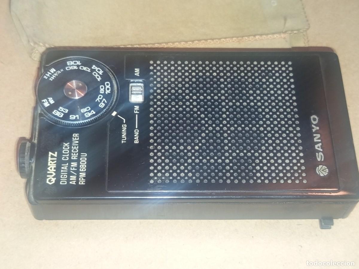 Radios antiguas: Antiguo art&iacute;culo de colecci&oacute;n radio port&aacute;til vintage Sanyo RPM 6800U con un reloj digital de cuarzo - Foto 2