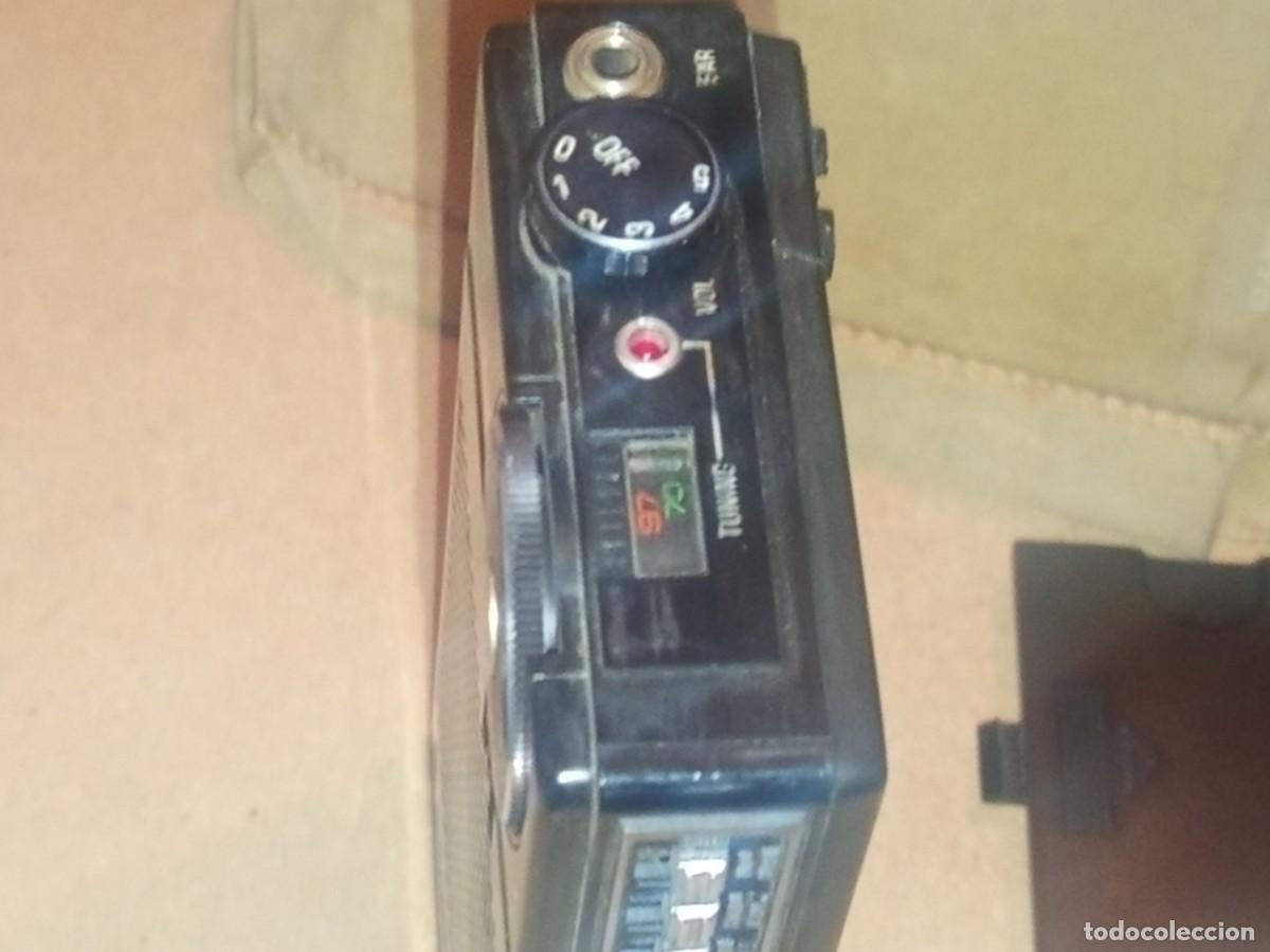 Radios antiguas: Antiguo art&iacute;culo de colecci&oacute;n radio port&aacute;til vintage Sanyo RPM 6800U con un reloj digital de cuarzo - Foto 6