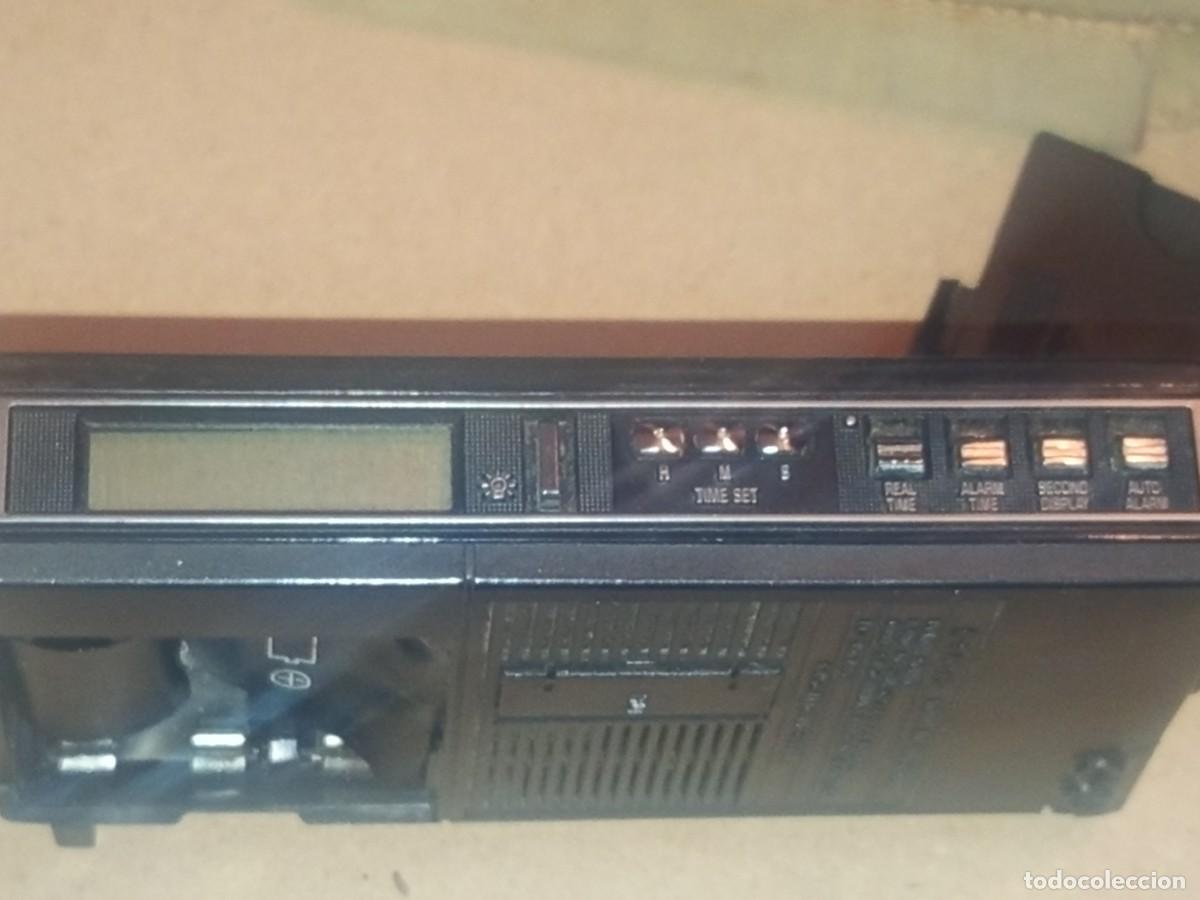 Radios antiguas: Antiguo art&iacute;culo de colecci&oacute;n radio port&aacute;til vintage Sanyo RPM 6800U con un reloj digital de cuarzo - Foto 7