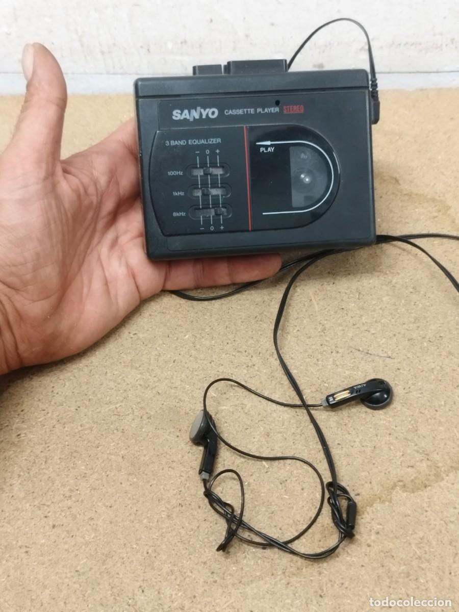 Radios antiguas: Walkman Sanyo con auriculares Aiwa. Sin probar. 3 bandas de ecualizaci&oacute;n en la tapa.