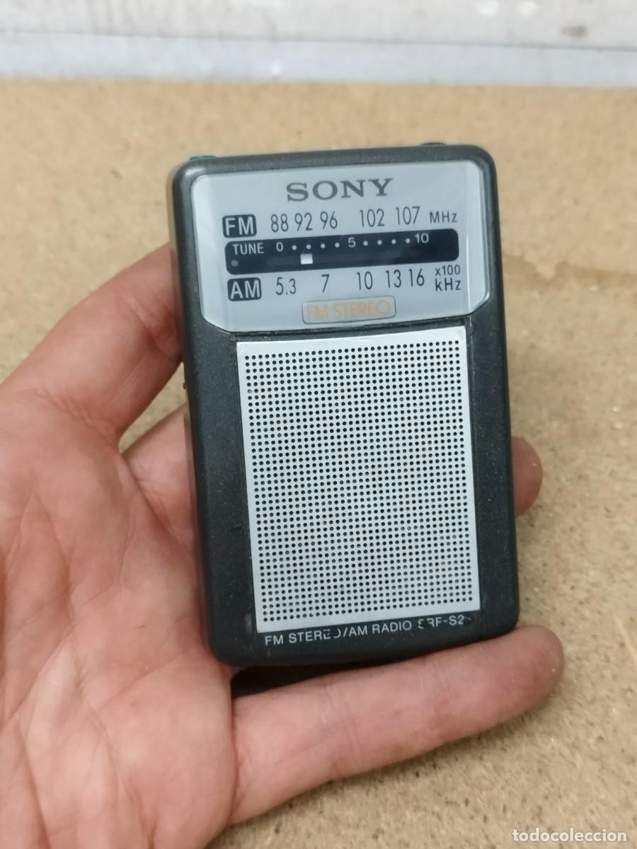 Radios antiguas: Peque&ntilde;a radio transistor Sony sin probar.