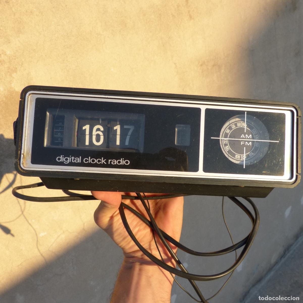 Radios antiguas: Antigua radio auritone , digital clock radio, no funciona, para piezas o restaurar. 1125gr.