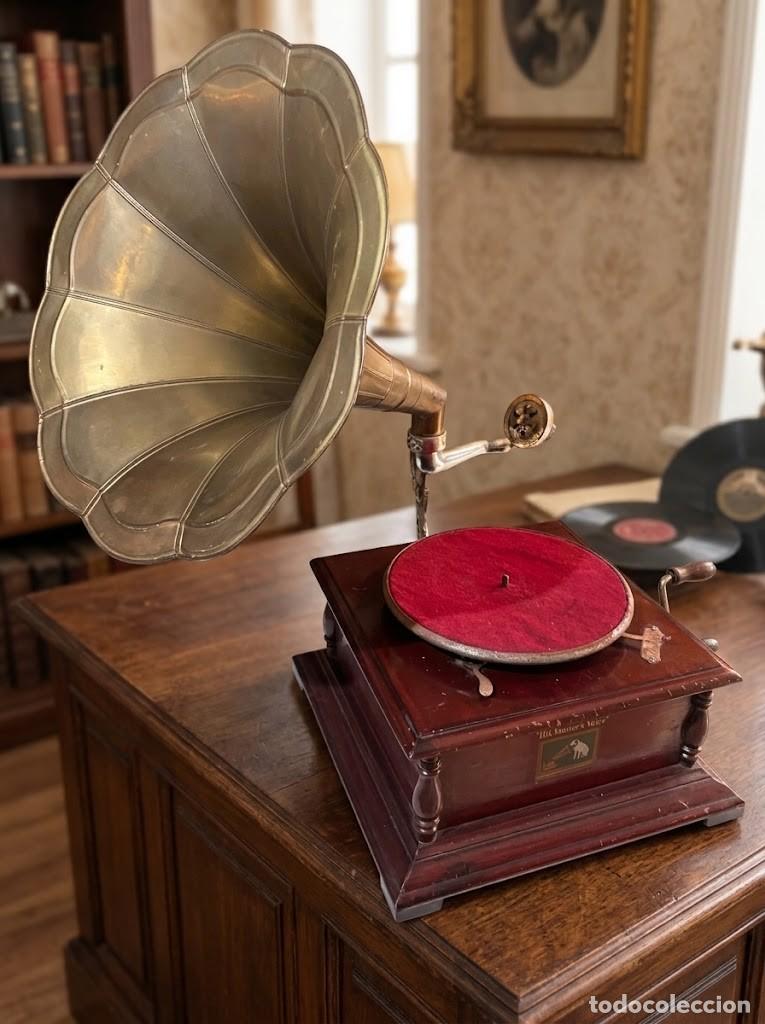 Radios antiguas: Gram&oacute;fono antiguo con bocina de lat&oacute;n, est&eacute;tica 1900
