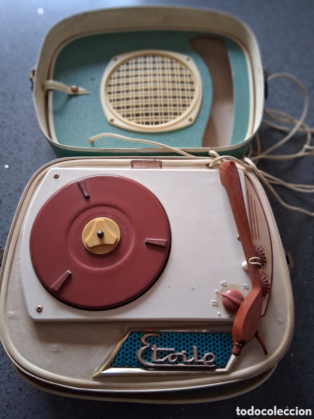 Radios antiguas: Tocadiscos port&aacute;til antiguo